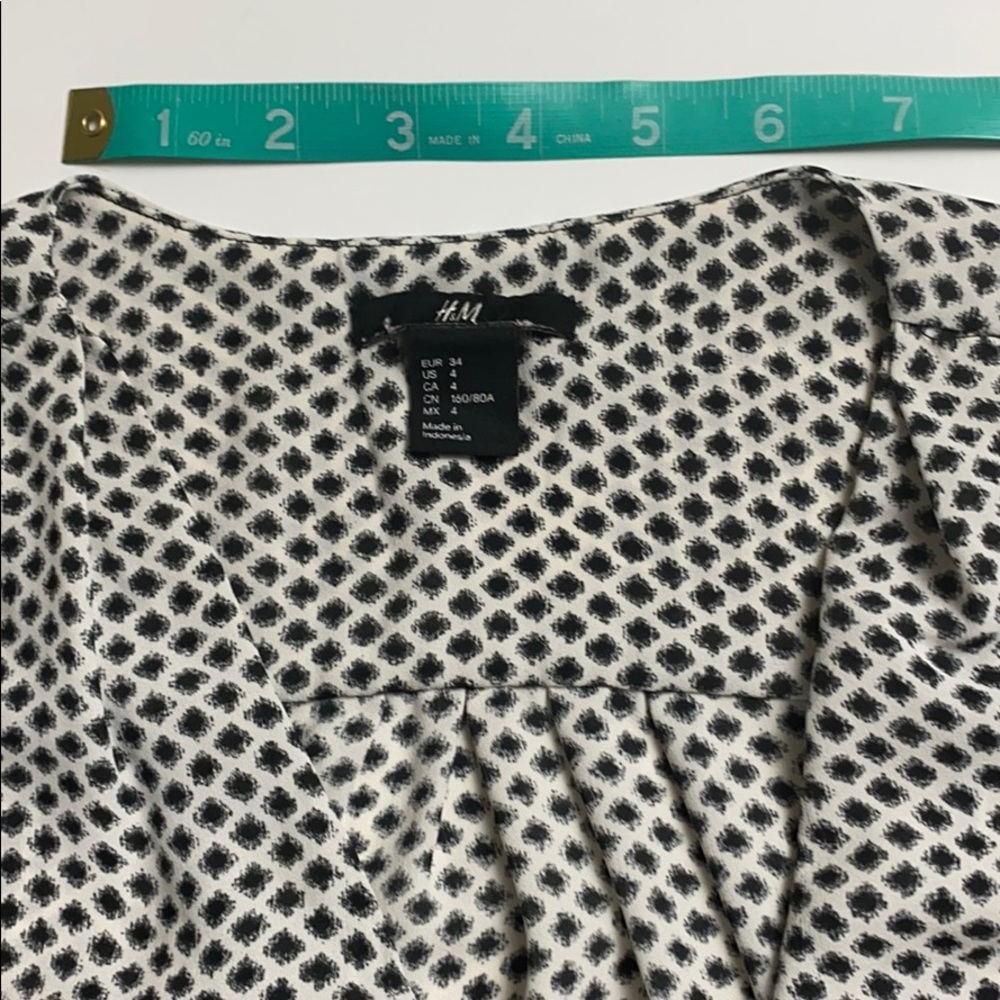 H&M b/w dot pattern poly button down blouse - Picture 4 of 7